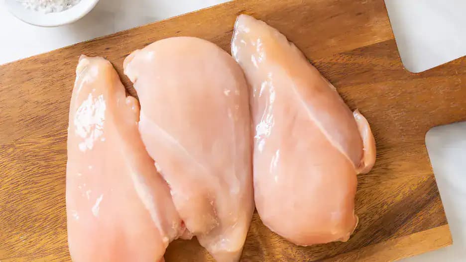 Kuracie mäso pripravené týmto spôsobom je receptom na VEĽKÉ problémy: Mnoho ľudí si to neuvedomuje!