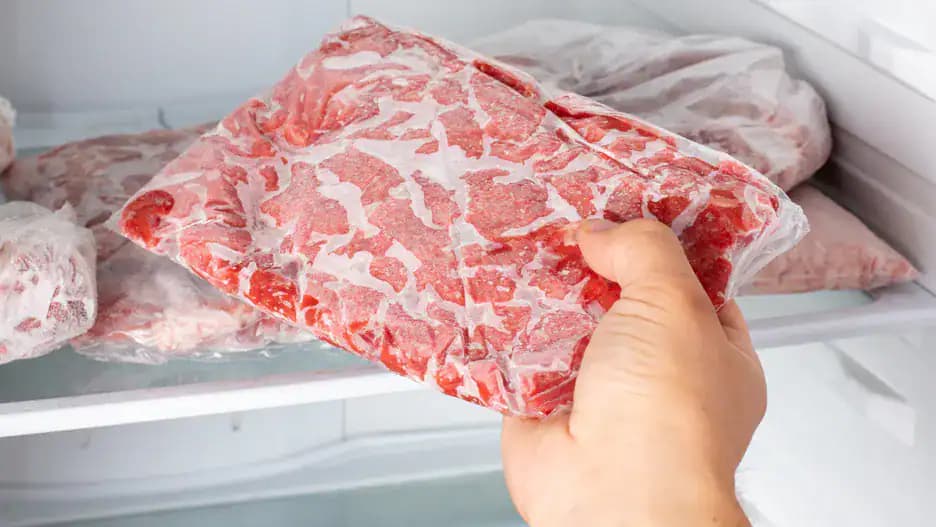 Mäso rozmrazíte raz-dva: Málo známy trik, ktorý má cenu zlata!