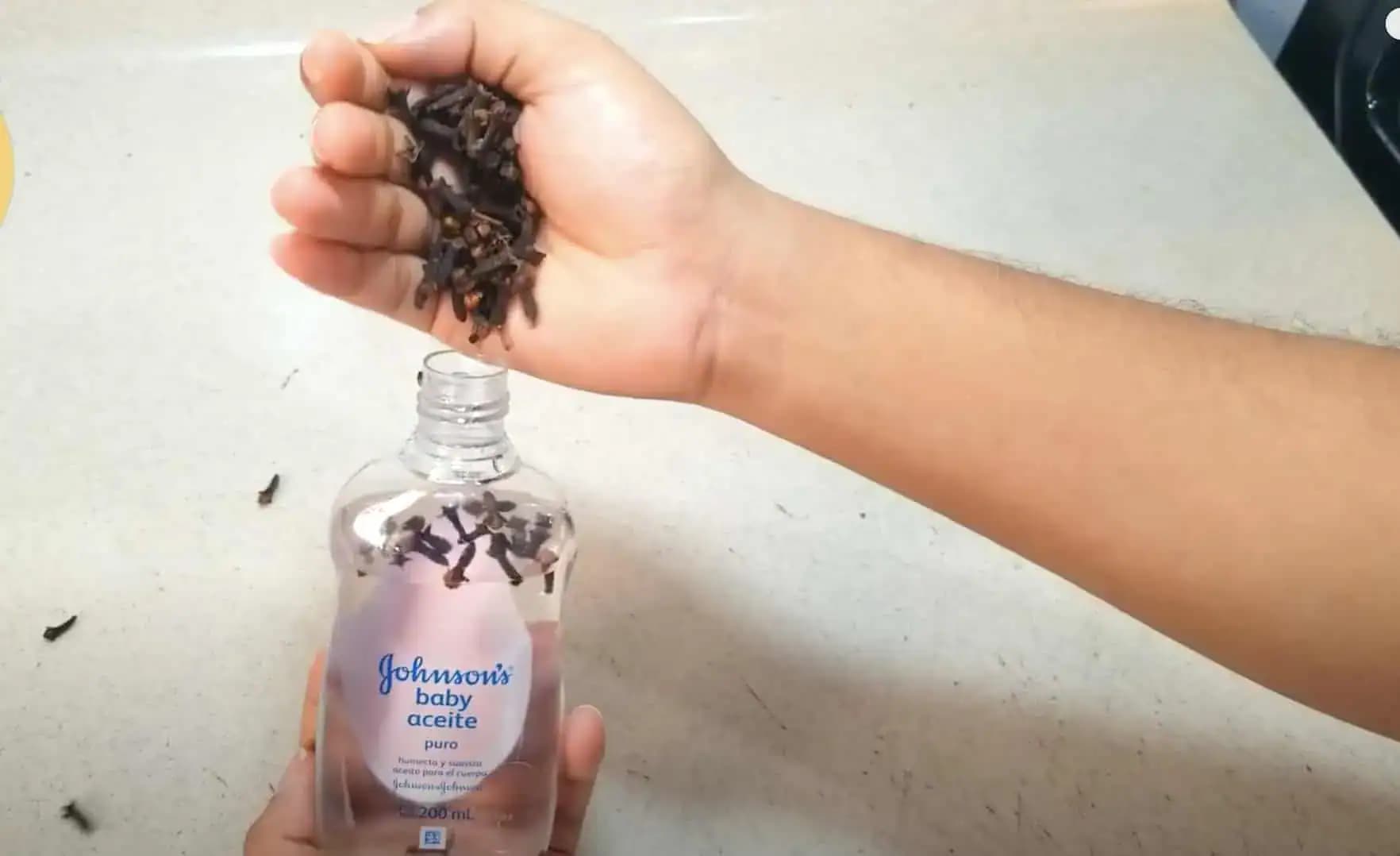 Nasypte hrsť KLINČEKOV do detského oleja a dobre si zapamätajte túto radu: Domáci trik, ktorý by mal ovládať KAŽDÝ!