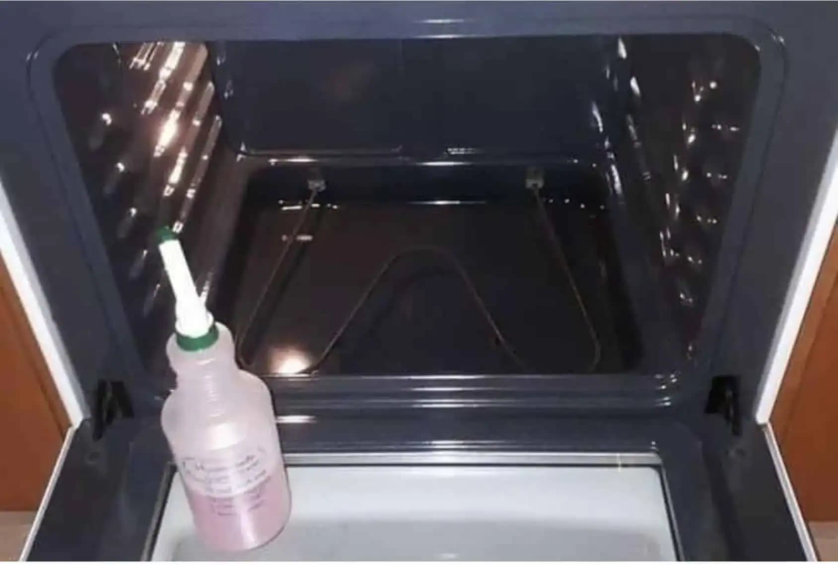 Nový spôsob čistenie rúry dobýva internet: Čistá a dokonale odmastená bez roboty – odteraz upratujem len takto!