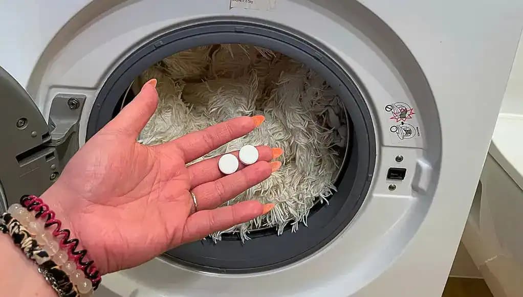 Vezmite 2 TABLETY a bielizeň je ako nová – zmizol zažltnutý povlak aj škvrny: Domáci trik, ktorý som nikdy predtým nepoznala!