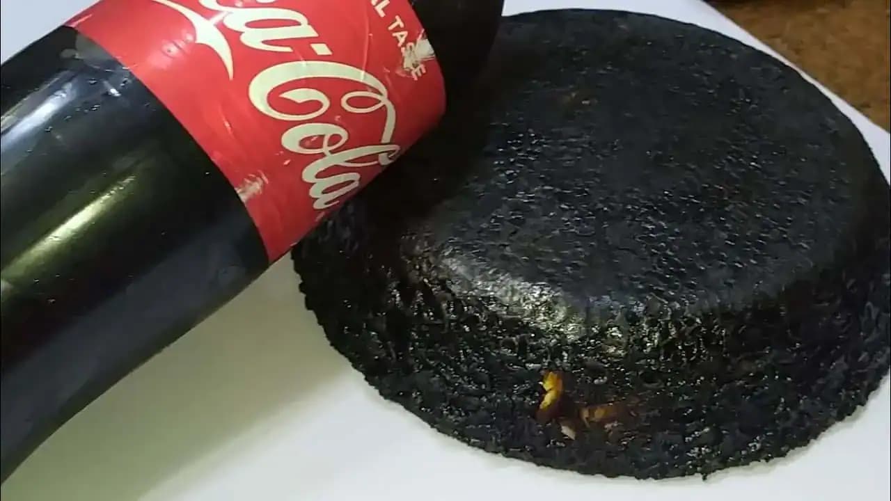 Moja svokra kupuje obyčajnú Colu, aj keď ju vôbec nepije: Odkedy poznám jej domáci trik, mám ju doma aj ja – 1 fľaša a takýto výsledok!