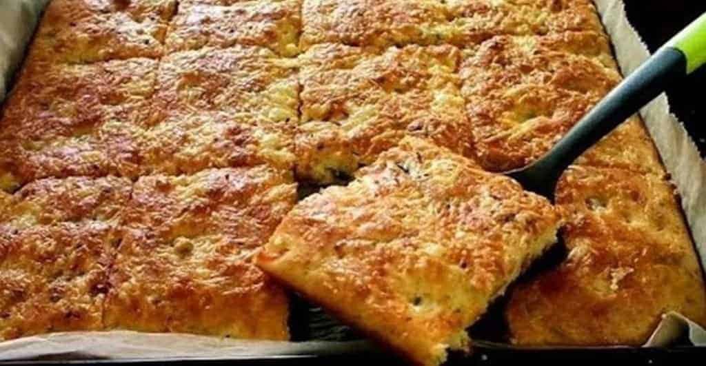 Moravský ZELNÍK NA PLECHU: Prastarý sedliacky recept z kapusty a zemiakov, lepší ako zemiakové placky!