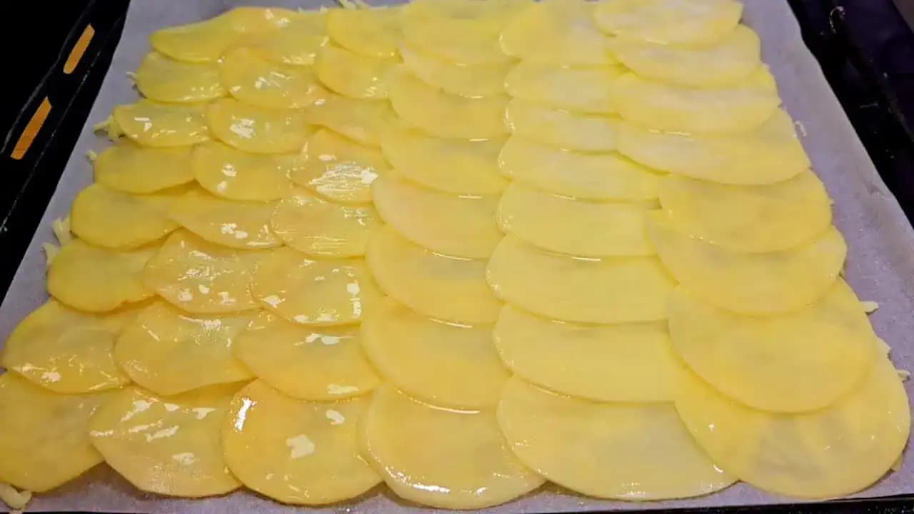 3 zemiaky nakrájam na plech, zrolujem a pečiem každý víkend: Najväčšia POCHÚŤKA, aká môže byť!