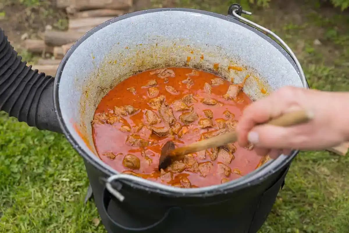 Ako najlepšie zahustiť guláš? Zabudnite na zemiaky, TOTO je ešte oveľa lepší spôsob!