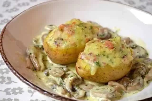 Naplňte ZEMIAKY kuracou zmesou a o tejto pochúťke sa vám bude aj snívať: Výborný obed hneď na stole!