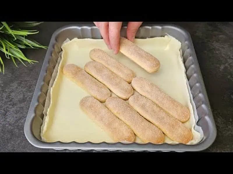 LÍSTKOVÉ cesto som len položila na plech a prikryla dlhými piškótami: Zabudnite na drahé zákusky, návštevy nebásnia o ničom inom!