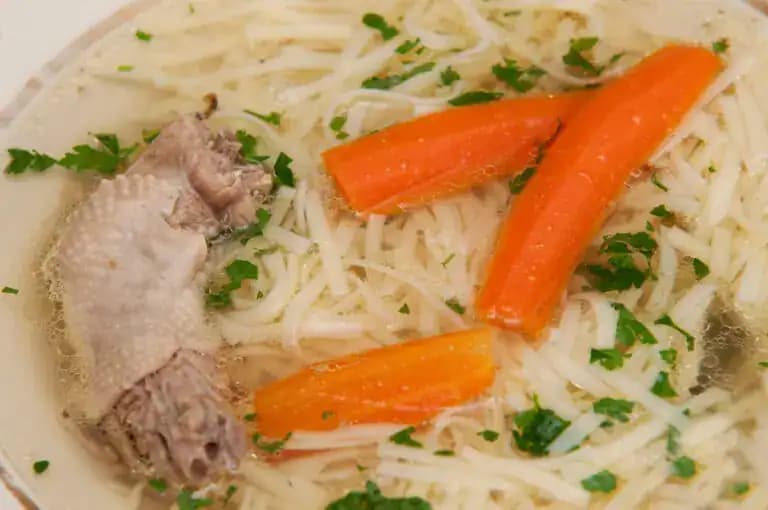 Mnoho Slovákov robí pri varení VÝVARU neustále jednu chybu: Spoľahlivo mu tým pokazíte chuť!