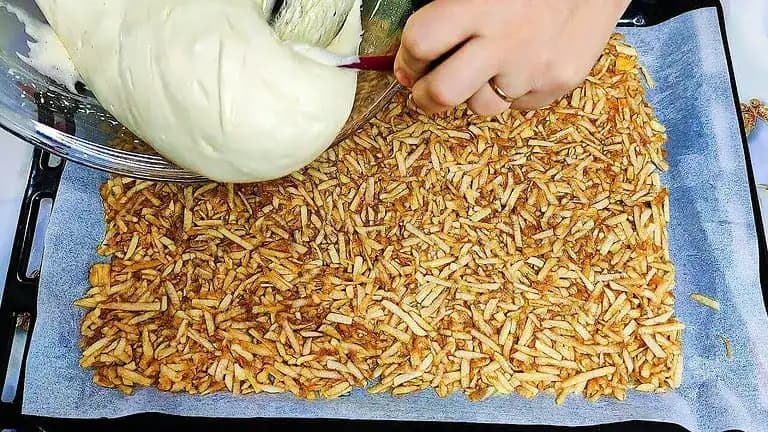 4 jablká len nastrúham na plech, zalejem cestom, zrolujem a pečiem takto aj 3x do týždňa: Najväčšia DELIKATESA z jabĺk!