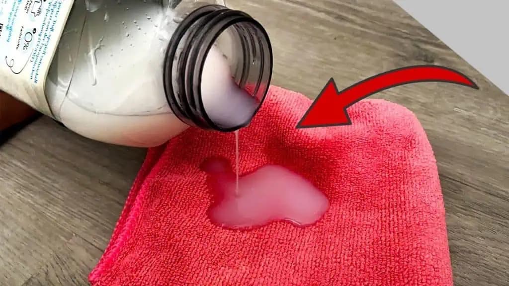 Zaručený domáci trik proti prachu: Stačí TOTO naliať na obyčajnú handru a prach sa už nebude lepiť na nábytok!