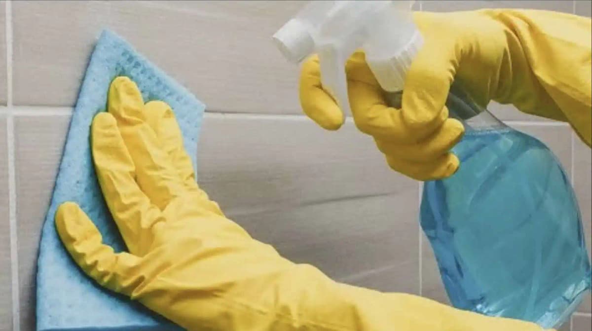 Nastriekajte s tým obkladačky aj sprchový kút a kúpeľňu nemusíte upratovať celý týždeň: Žiadny vodný kameň ani zaschnuté kvapky!