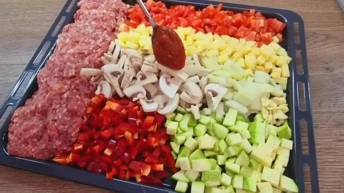 Všetko LEN nakrájam, na plechu premiešam a vložím do rúry – to je všetko: Plný plech jedla na 3 DNI!