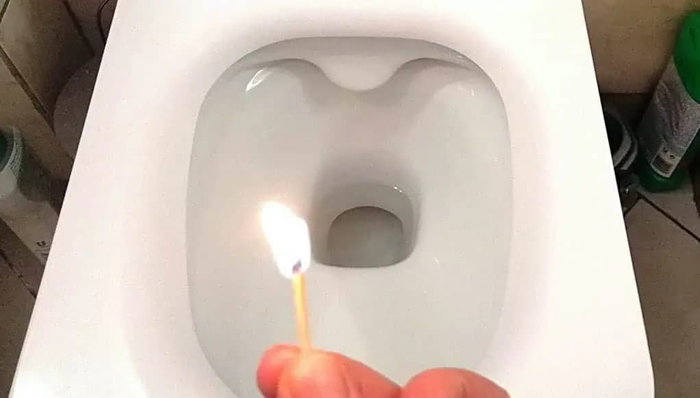 Zapáľte zápalku a hoďte ju do záchoda: Budete PREKVAPENÍ, na čo to pomáha!