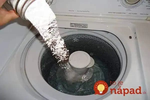 Zabudnite na ocot a jedlú sódu, na zapáchajúcu a zašlú bielizeň je toto omnoho lepšie: Rozdiel už po jednom praní!