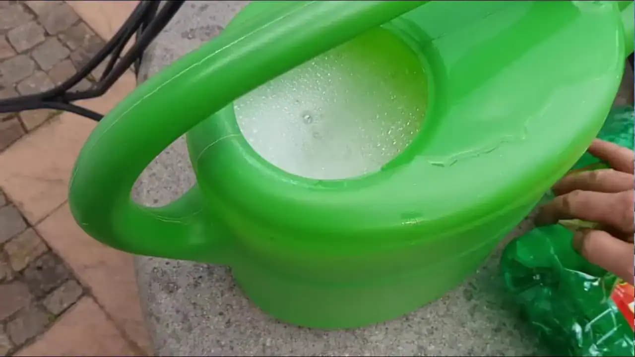 Absolútny zabijak buriny v záhrade: Domáci zázrak za pár drobných zničil aj najodolnejšiu burinu – 1 dávka a čistý celý dvor!