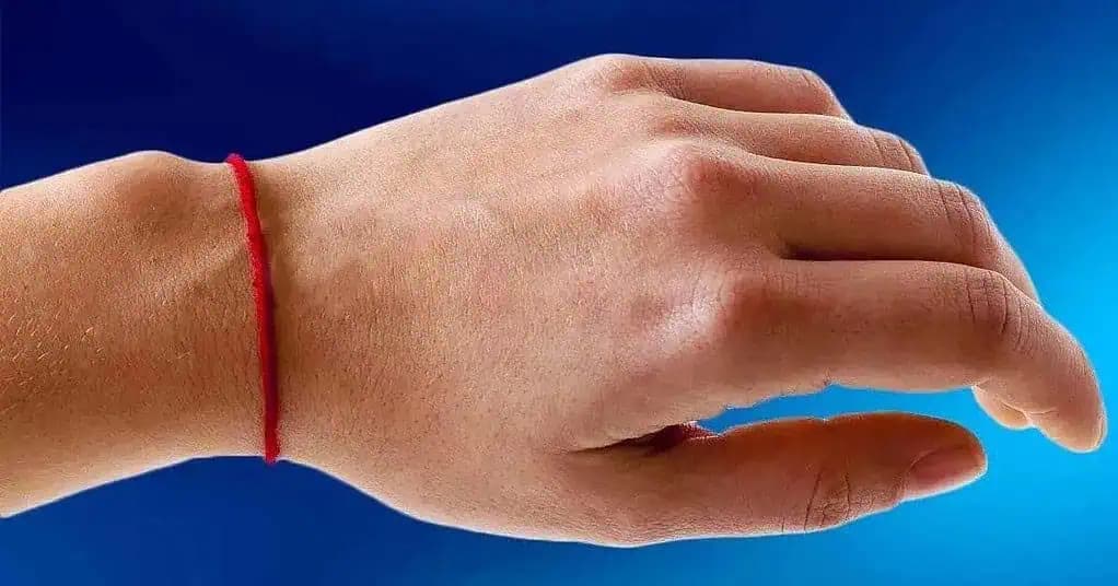 Červená niť okolo zápästia má ZVLÁŠTNY význam a preto ju nosí toľko ľudí: Poznáte ho?