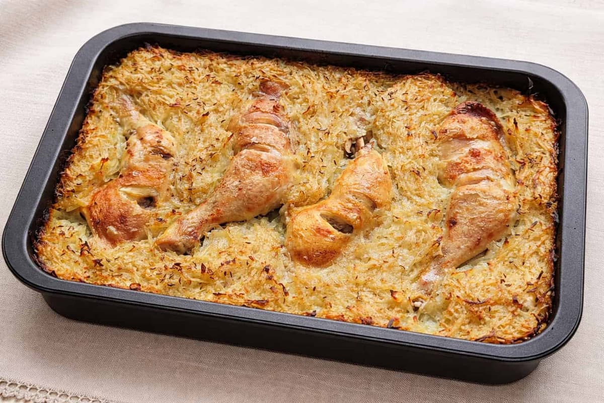 5 zemiakov len nastrúham na plech, uložím kuracie stehná a pečiem takto aj 3x do týždňa: Najväčšia POCHÚŤKA, aká môže byť!