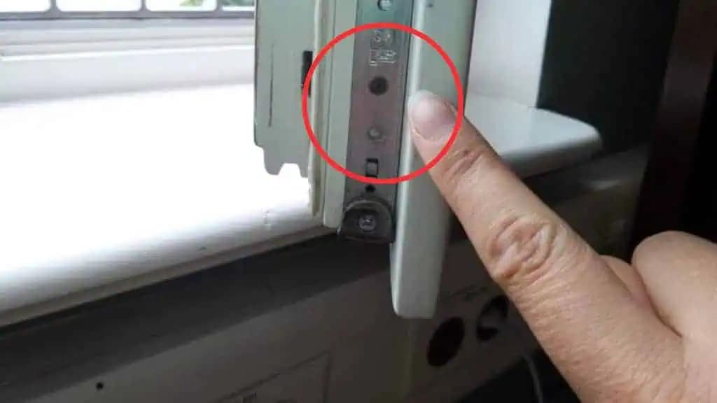 TERAZ je čas prepnúť okná do „letného režimu“: Stačí otočiť skrytú skrutku v ráme!