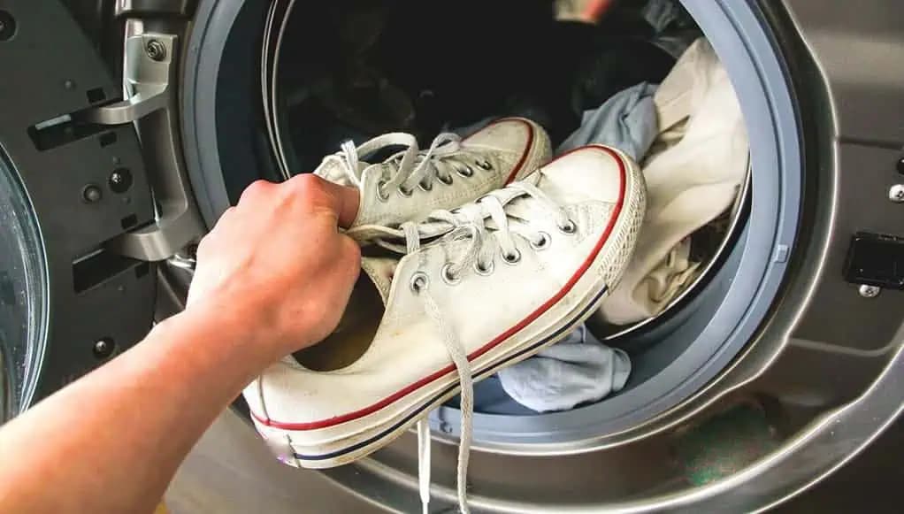 Periete biele tenisky v práčke? DAJTE jednu vec do bubna a budú ako nové!