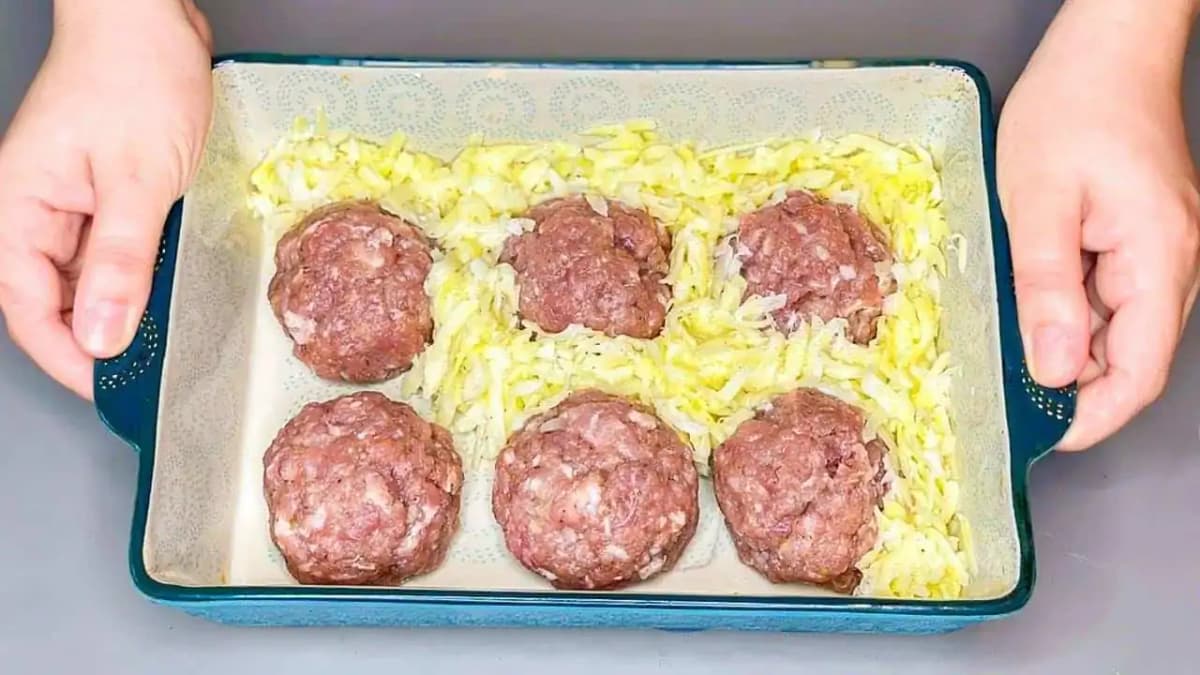 Nastrúhané zemiaky, fašírky a kyslá smotana na jednom pekáči!