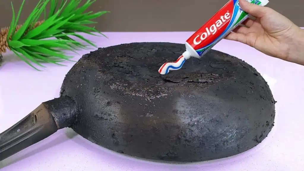 Výborný DOMÁCI TRIK, ako vyčistiť špinavé a pripálené panvice bez chémie: Odskúšané, funguje hneď!