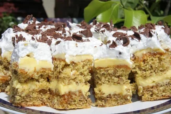 RÍMSKA TORTA: Slávnostný zákusok s vanilkovým krémom, karamelom a orechovým korpusom