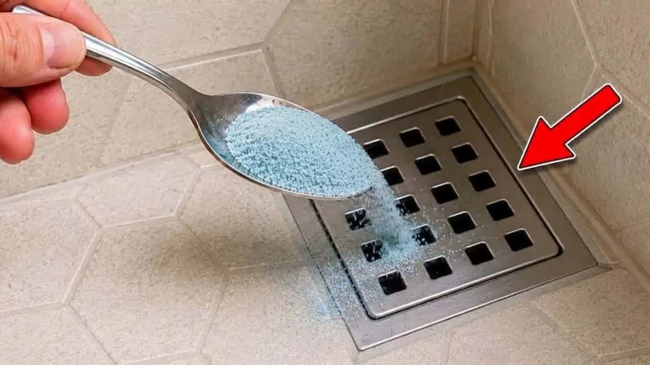 Stačí 1 polievková lyžica a váš odtok už nikdy nebude zapáchať! Koniec s upchávaním!