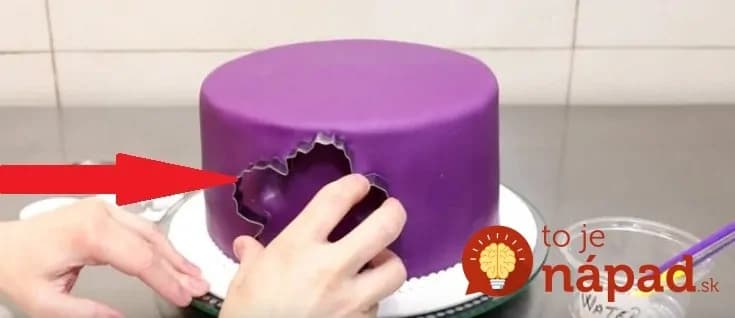 Žena použila na zdobenie torty obyčajné vykrajovátka. Výsledok je nádherný!