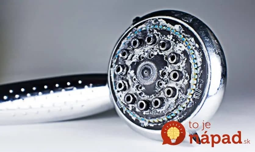 Sprchová hlavica zanesená vodným kameňom? Jednoduchý trik, ako ju vyčistiť!