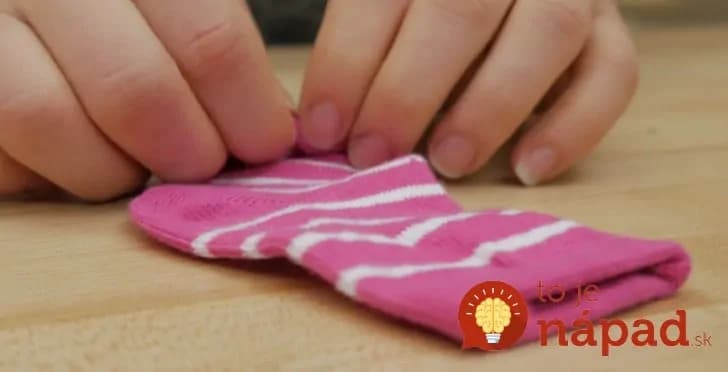 Myslíte si, že ponožky sú najnudnejším darčekom? Neuveríte, čo z nich vyrobila táto žena!
