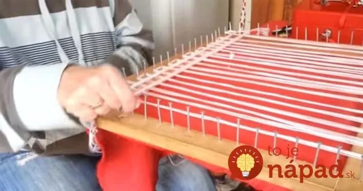 Žena začala omotávať vlnu okolo klincov. Vytvorila krásnu vec do bytu a naučí to aj vás!