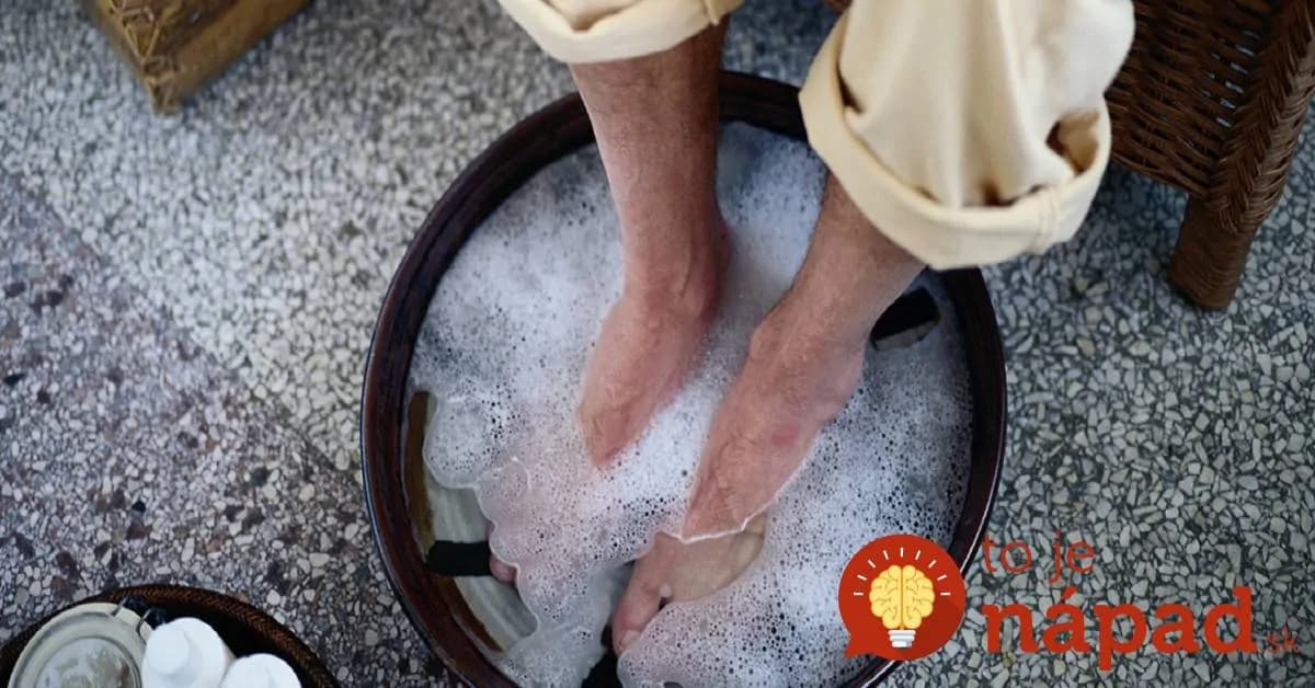 Túto radu som počula dávno, no skúsila som len nedávno. Dajte do lavóra trochu sódy, toto sa stane s vašimi nohami!