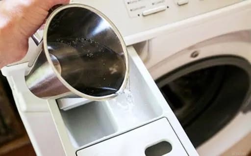 Toto v momente vydezinfkuje bielizeň aj celú práčku: Stačí naliať do bubna, na tento účinok sa nechytá ani ocot!
