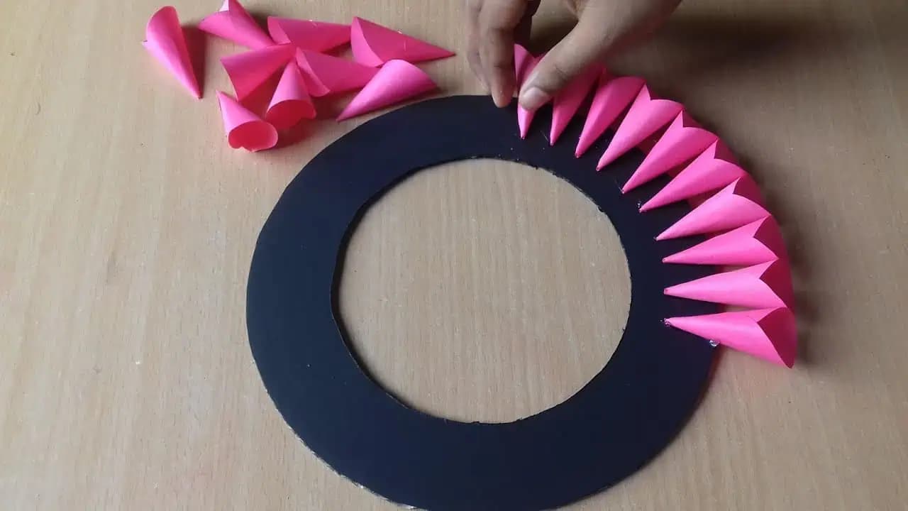 Vyrobte si s deťmi tento jednoduchý jarný venček z papiera: Zabavia sa, precvičia si jemnú motoriku a ešte spoločne niečo pekné vytvoríte!