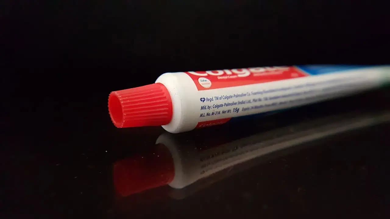Musím sa podeliť o geniálny trik s lacnou ZUBNOU PASTOU: Neuveríte vlastným očiam, že takto perfektne funguje!
