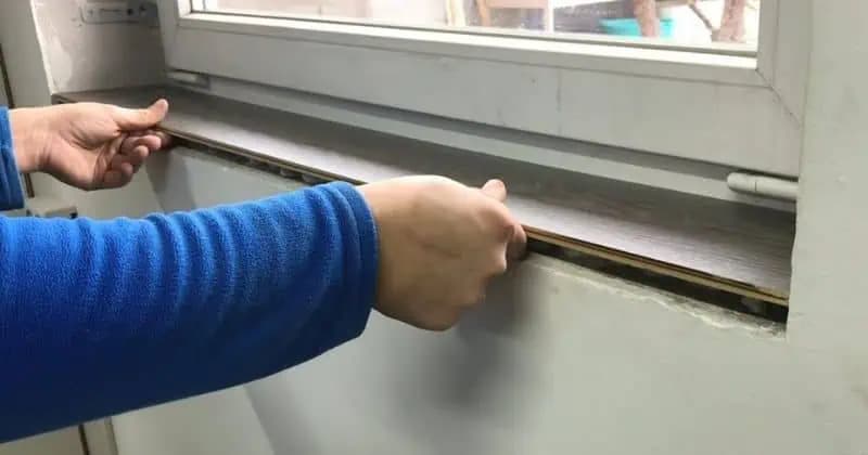 Výborný nápad ako využiť zvyšné kusy laminátovej podlahy: Takto krásne oživia vaše okná, aj dvere!