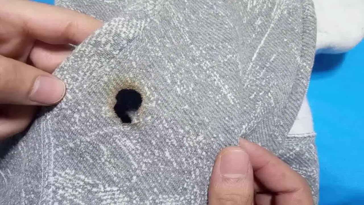 Užitočný krajčírsky trik: Dierku na obľúbenom kúsku oblečenia zaplátajte týmto spôsobom a nikto si nič nevšimne!