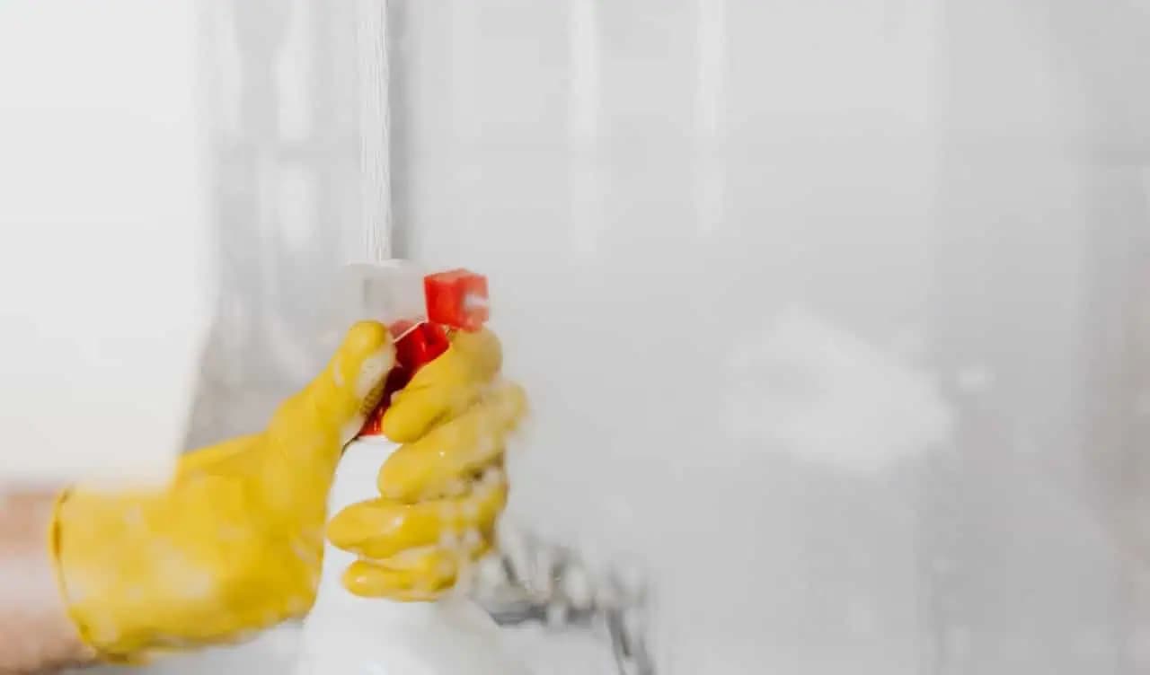 Keď potrebujem vyčistiť sprchový kút, použijem tento domáci prípravok: Čistí kúpeľňu od plesní, aj vodného kameňa!