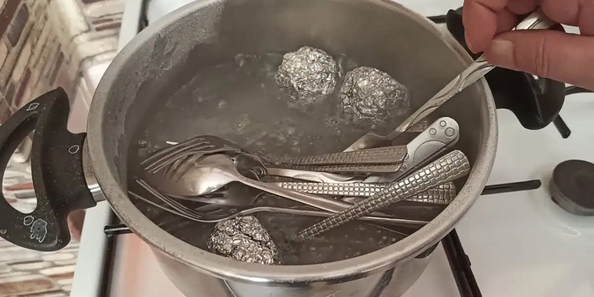 Ako vyčistiť všetok zažltnutý a hrdzavý príbor len za 5 MINÚT: Extrémne jednoduchá a účinná domáca metóda!