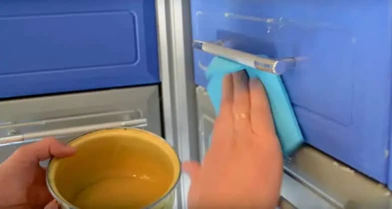 Tuk a mastnota sa nám rozpúšťa priamo pred očami: TRIK, vďaka ktorému sa moje kuchynské skrinky lesknú!