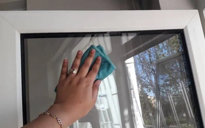 Perfektný TRIK mojej svokry, ako umyť okná tak, že sú čisté aj pol roka: Úplne bez šmúh a doslova žiaria!