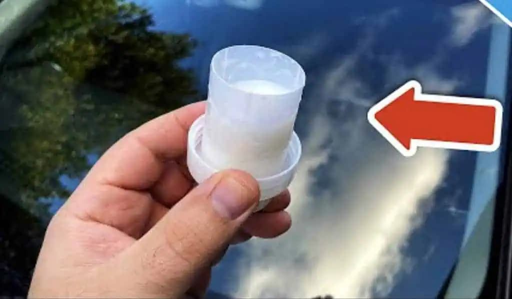 Pretrite si čelné okno týmto prostriedkom a budete milo prekvapení: Oceníte to najmä v daždi!