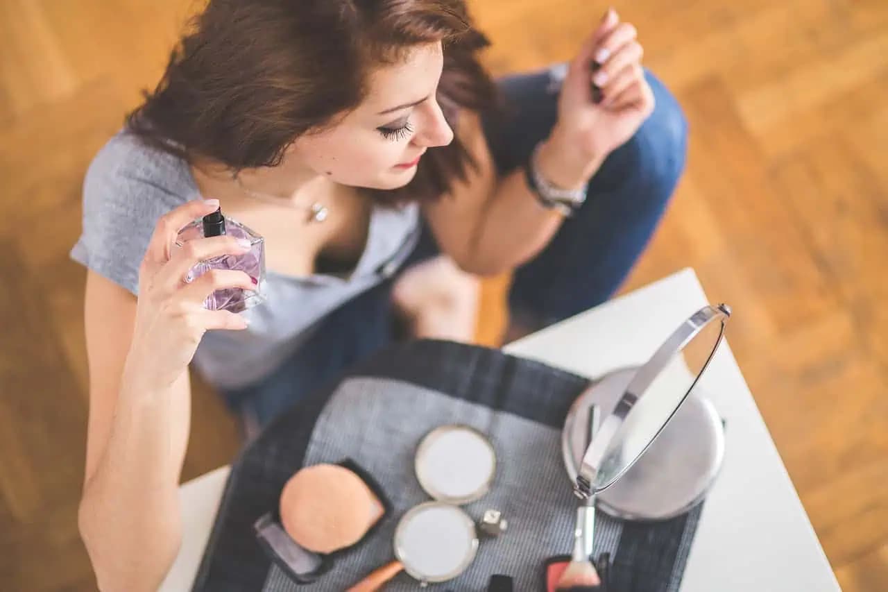 Jednoduchý a úplne geniálny TRIK ako dosiahnuť, aby parfum vydržal OVEĽA dlhšie: Naozaj to FUNGUJE!