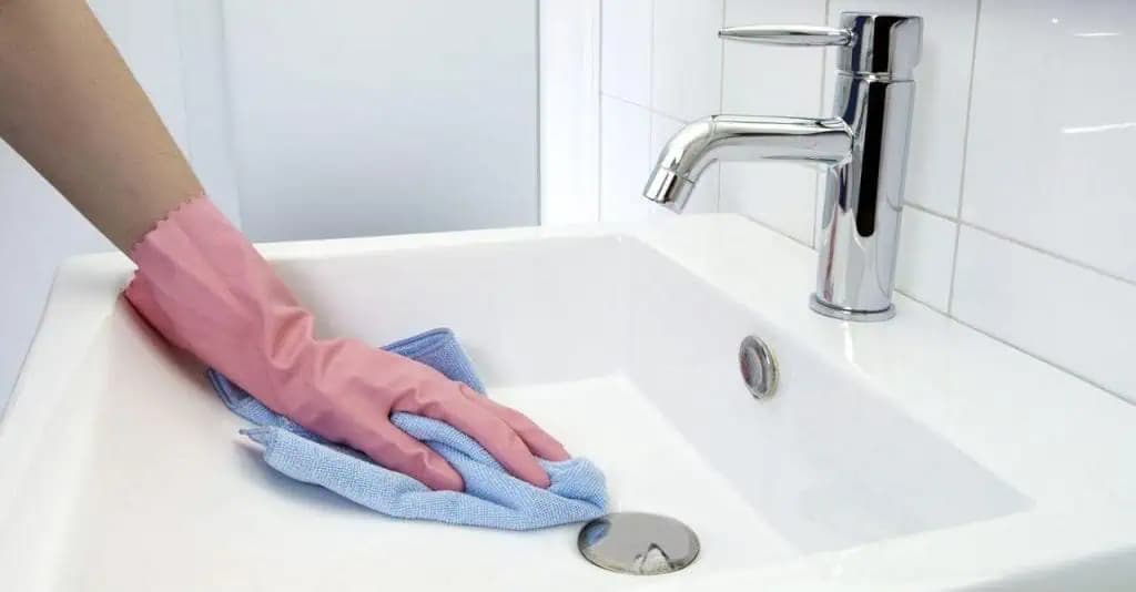 Ocot môžete zahodiť: TENTO zázrak na počkanie zlikvidoval špinu a pleseň! 20-ročná kúpeľňa je ako nová!