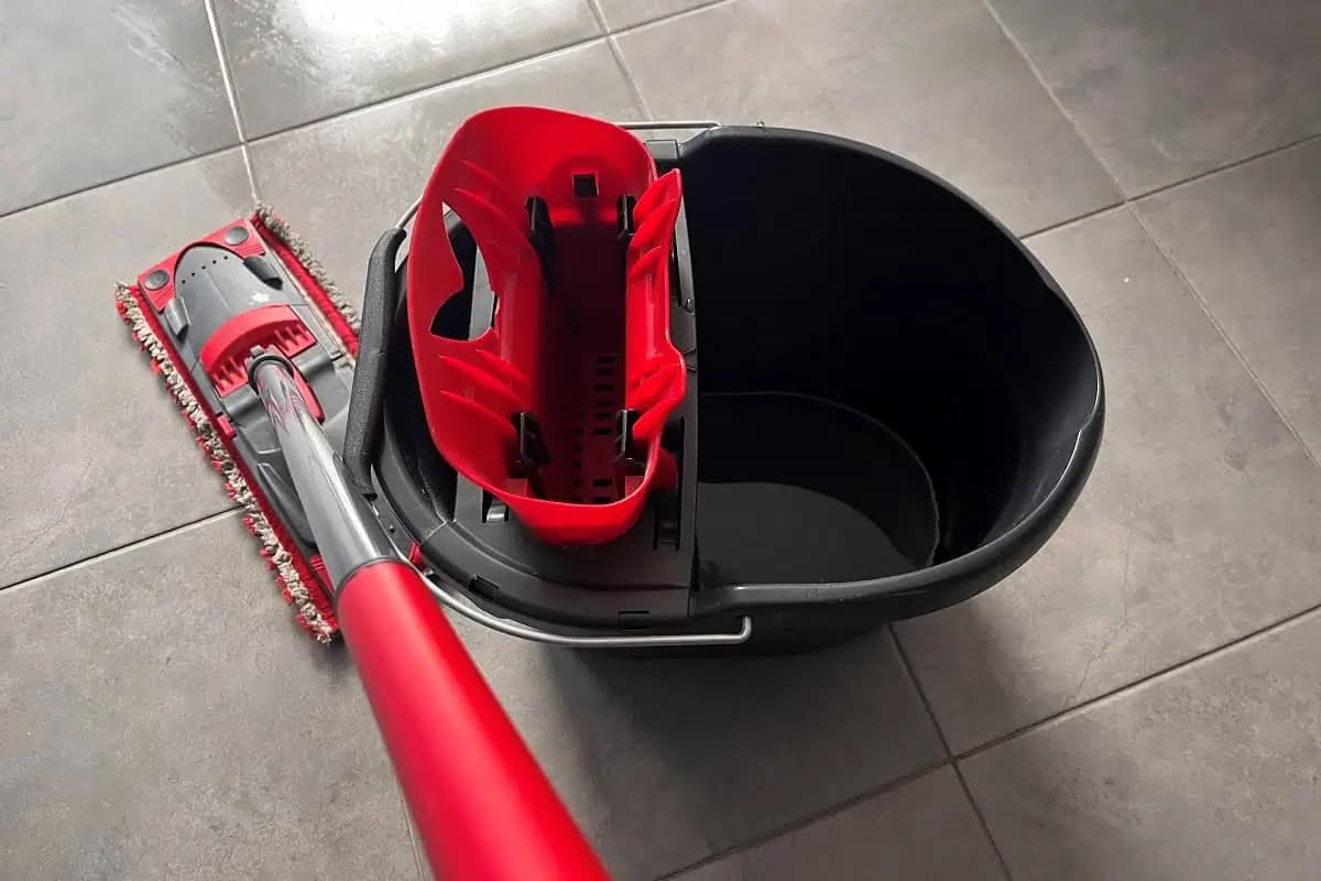 Upratovacie firmy nechcú, aby sme poznali tento trik: Vďaka nemu sa podlahy vždy dokonale lesknú!