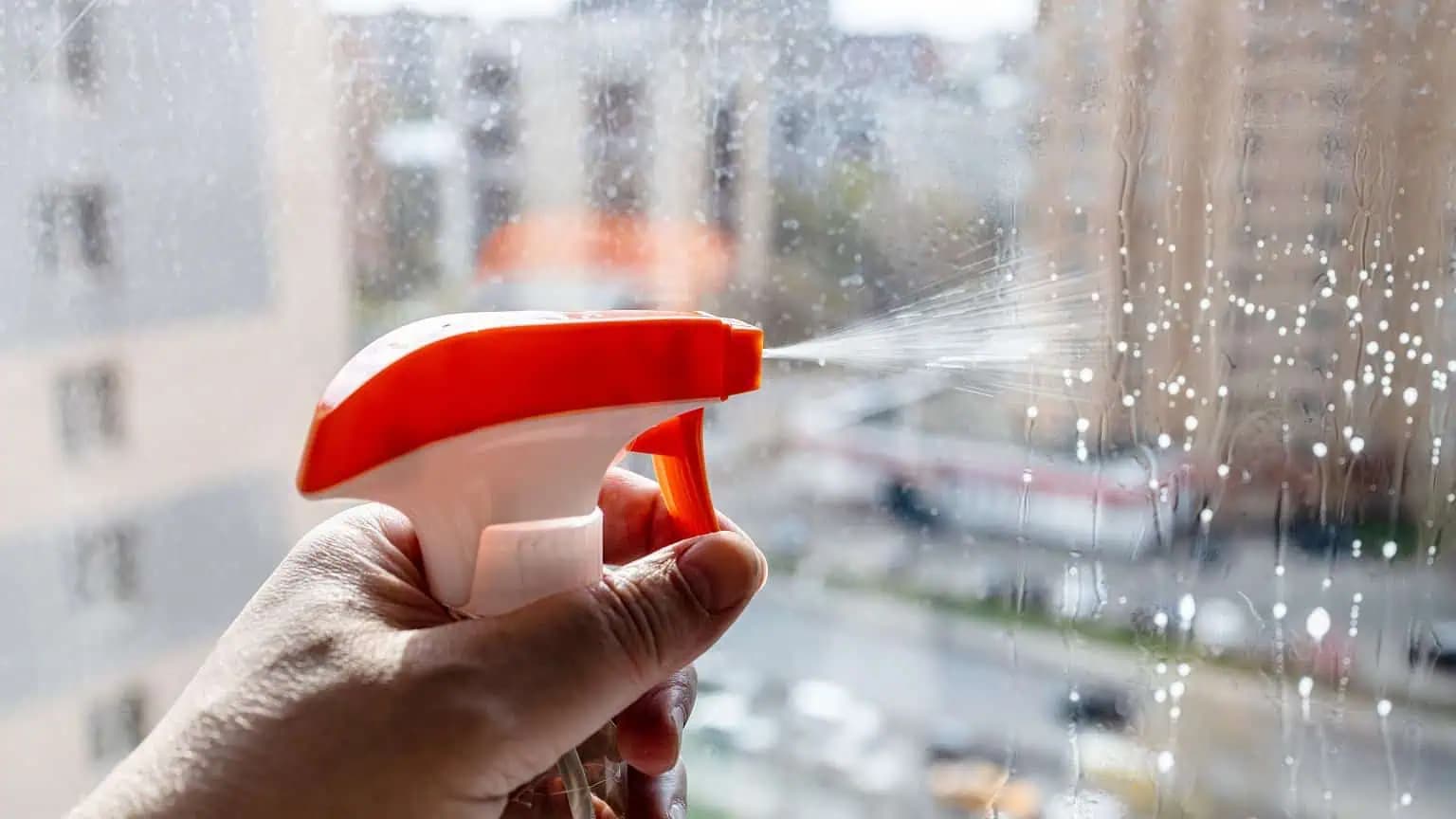 Zmiešajte s vodou a umyte okná. Budú také bez šmúh a dokonale lesklé aj POL ROKA!