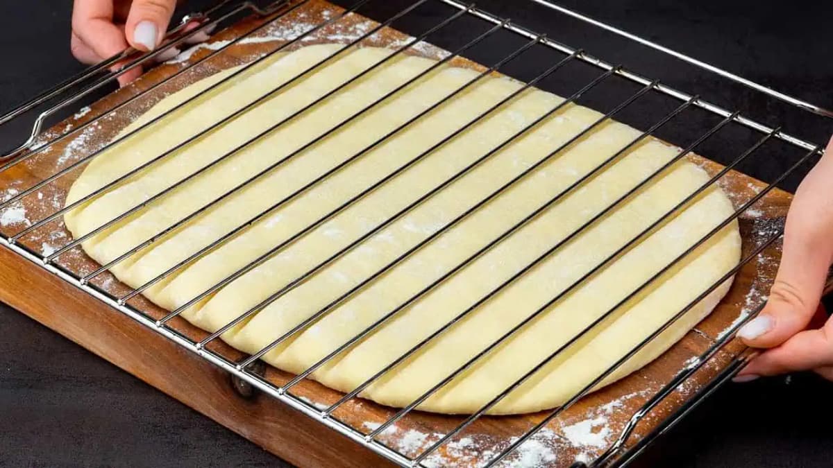 Položte mriežku na kysnuté cesto a skúste tento nápad: Čo vyberiete z rúry si budú všetci OKAMŽITE fotiť!