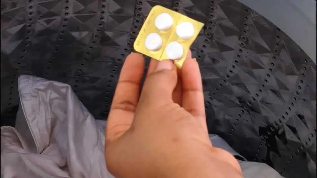 Kto pozná tieto triky, celý rok nerieši zažltnuté záclony, vodný kameň ani zažratú špinu: Toto dokáže obyčajný ASPIRÍN!