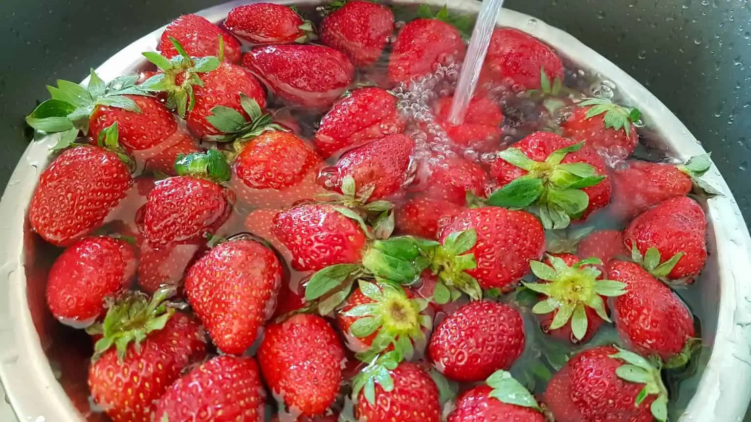 Pestovateľ mi ukázal mi ukázal jednoduchý spôsob, ako zistiť, či boli jahody striekané: VŠÍMAJTE si tento detail!