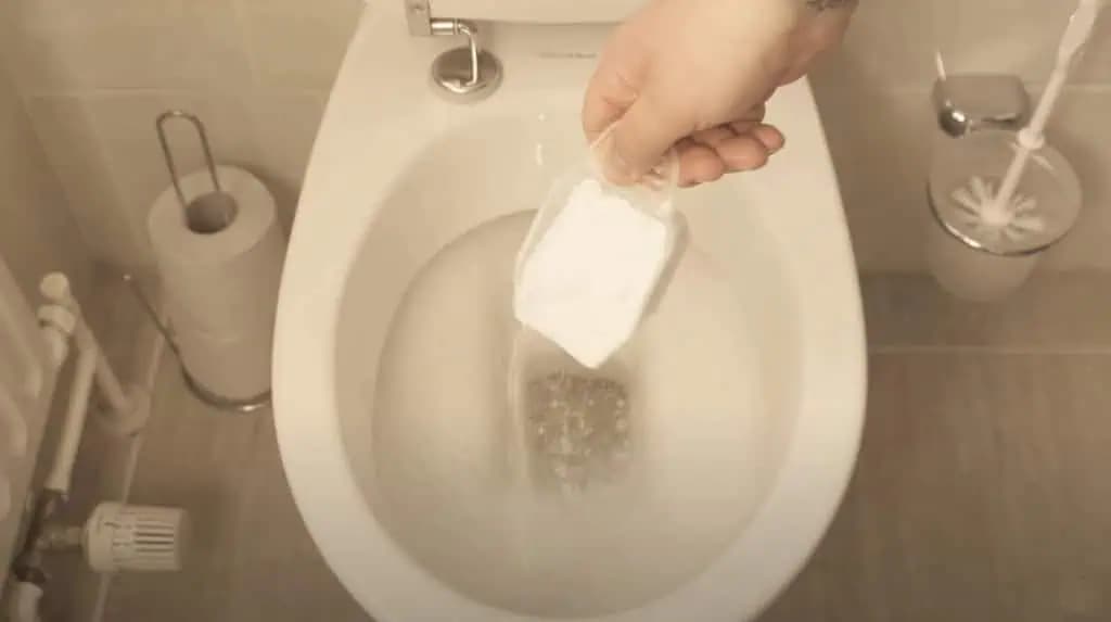 Nasypte PRACÍ prášok zmiešaný so soľou do toalety: Úžasný efekt, ktorý vidíte hneď po chvíli!